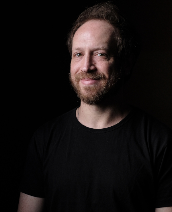 Michael Glucksmann unterrichtet Gitarre. Ukulele und E-Bass in der B&B Musikschule Berlin