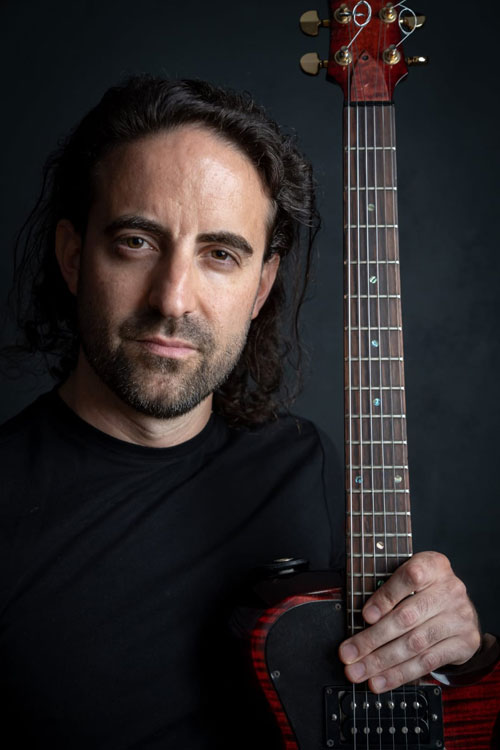 Ramiro Olaciregui unterrichtet Gitarre, Ukulele und E-Bass in der B&B Musikschule Berlin