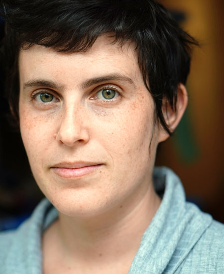 Efrat Apter erteilt Klavier-Unterricht an der B&B Musikschule Berlin