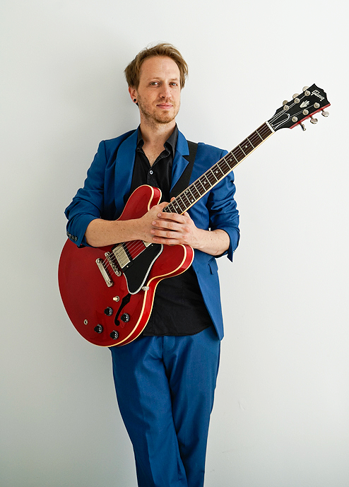 Michael Glucksmann unterrichtet Gitarre. Ukulele und E-Bass in der B&B MusikschuleB&B Musikschule Berlin